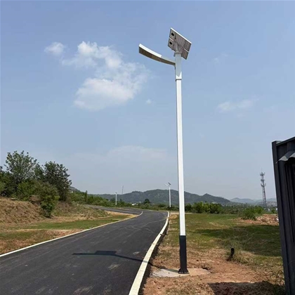 阿合奇路边太阳能路灯安装